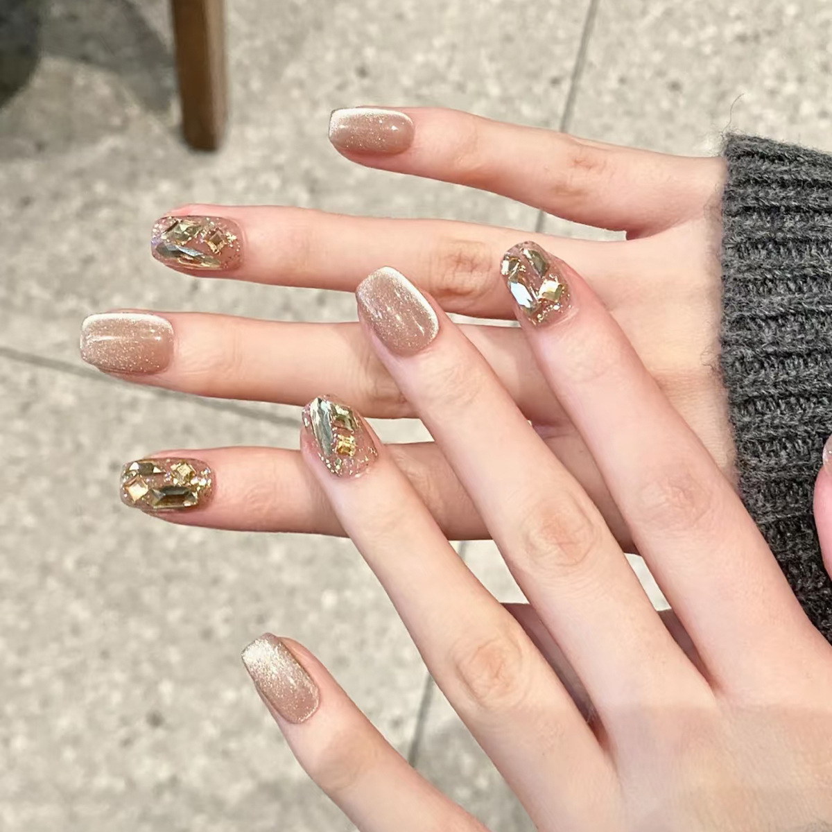 Nail Art Fake Nails - เล็บปลอมแบบทำมือลายตาแมว 24 ชิ้น พร้อมกลิตเตอร์ ความยาวปานกลาง รูปทรงวงรี
