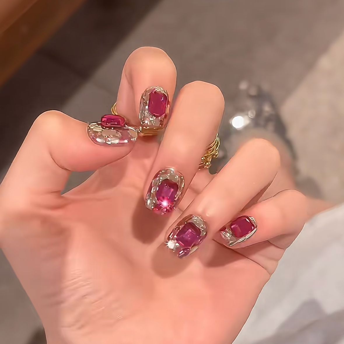 Nail Art Gold - 10 ชิ้น เล็บปลอมสีทองสั้นหรูหราสำหรับฤดูร้อน งานแฮนด์เมด ประดับเพชรเต็มสีม่วง พร้อมกลิตเตอร์สุดหรู