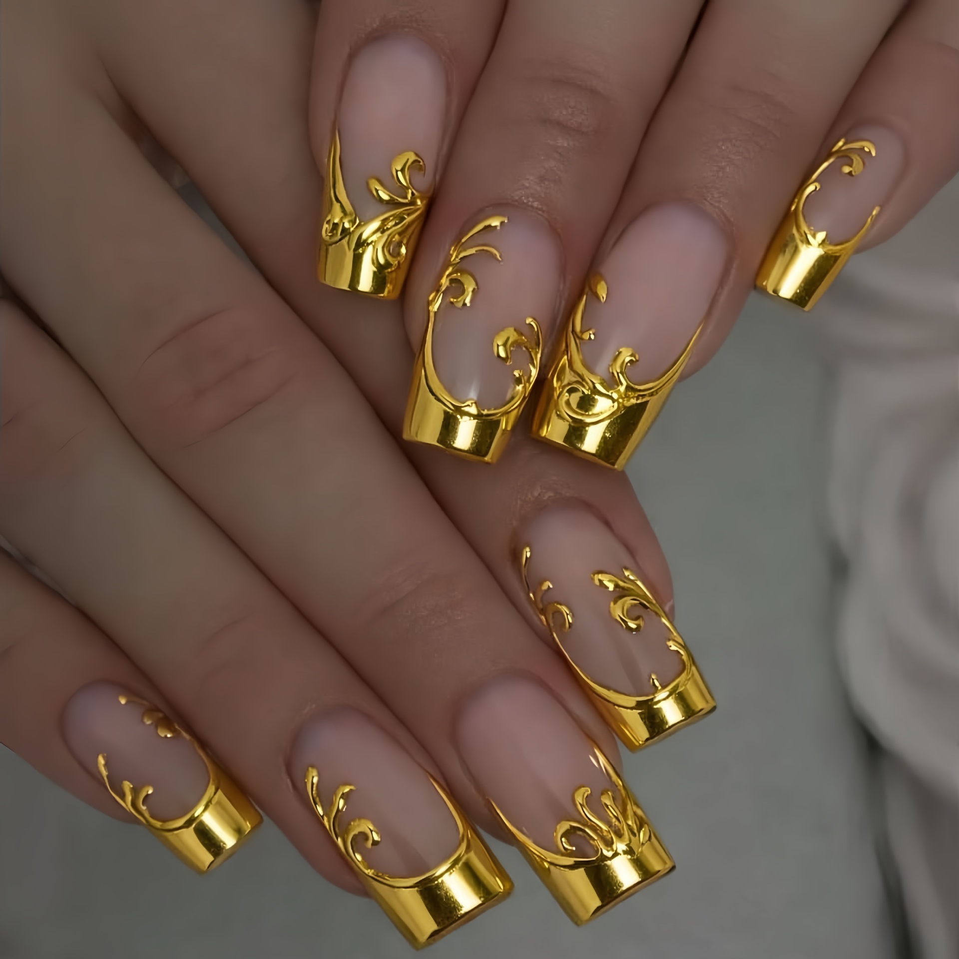 Nail Art Fake Nails - เล็บปลอมสำหรับผู้หญิง ทรงสี่เหลี่ยม สีนู้ด ลายดอกไม้สีทอง ดีไซน์เต็มเล็บ ใช้ซ้ำได้